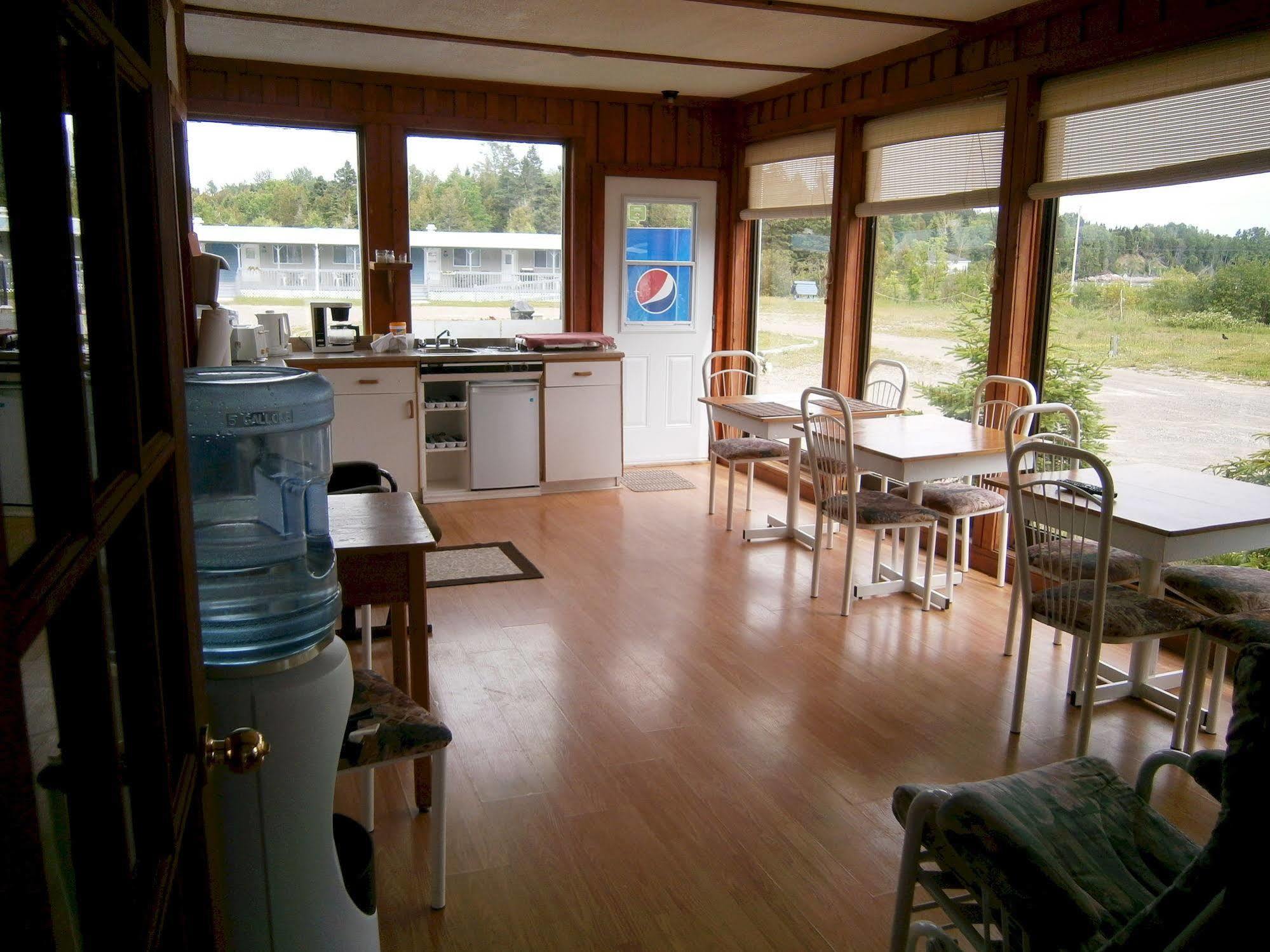 Motel de l'anse Port-Daniel Buitenkant foto